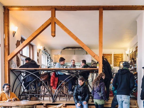 Vue sur l'établissement bien rempli et les nombreux clients attablés ou sur la galerie, en attente d'un fast-food végétalien, gastronomie, snack, libre-service