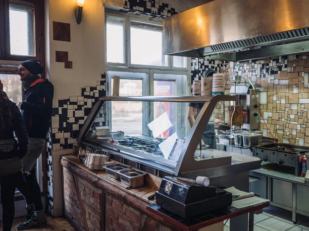 Vleischerei - Gastronomie in Leipzig Blick in die Vleischerei und auf die Theke des Lokals, mit Besuchern am Tag, gastronomie, restaurant, imbiss