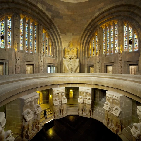 Die Kolossalfiguren in der Ruhmeshalle im Völkerschlachtdenkmal Leipzig wirken sehr mächtig und massiv