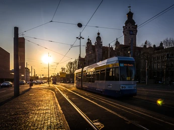 Straßenbahn am Wilhelm-Leuschner-Platz - Verkehr in Leipzig