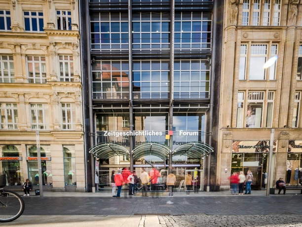 Zeitgeschichtliches Forum Leipzig - Museen in Leipzig Blick auf den Eingang zum Zeitgeschichtlichen Forum in Leipzig in dem sich sich ein Museum dauerhaften mit wechselnden Ausstellungen befindet, Bildung, Kultureinrichtung