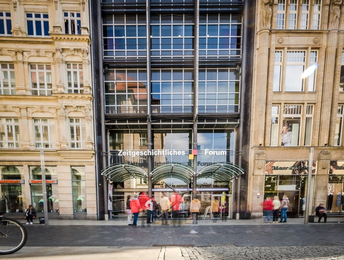 Zeitgeschichtliches Forum Leipzig - Museen in Leipzig Blick auf den Eingang zum Zeitgeschichtlichen Forum in Leipzig in dem sich sich ein Museum dauerhaften mit wechselnden Ausstellungen befindet, Bildung, Kultureinrichtung