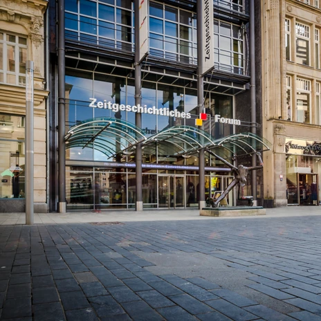 Widok na wejście do Forum Historii Współczesnej w Lipsku, w którym mieści się stałe muzeum ze zmieniającymi się wystawami, edukacja, instytucja kulturalna