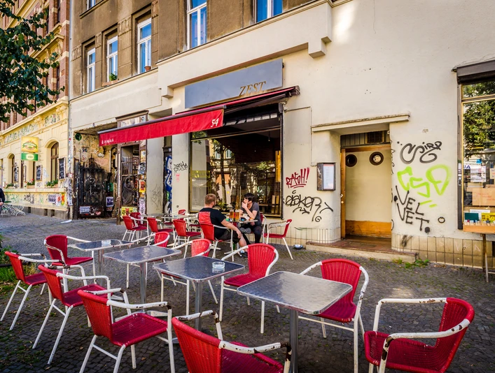 Zest - Gastronomie in Leipzig Blick auf die roten Stühle und die rote Markise im Freisitz vor dem Restaurant Zest, gastronomie, restaurant, kulinarik