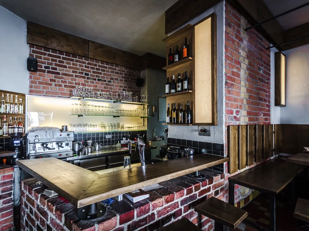 View of the modern bar at Zest Leipzig; bottle assortments, brick look, bar, gastronomy, restaurant, vegan
