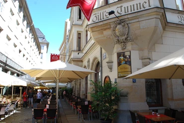 Gasthaus Zills Tunnel - Gastronomie in Leipzig Blick auf den Eingang zum Gasthaus Zills Tunnel und den dazugehörigen Freisitz, Gastronomie in Leipzig, Restaurant, freizeit, freisitz, kulinarik
