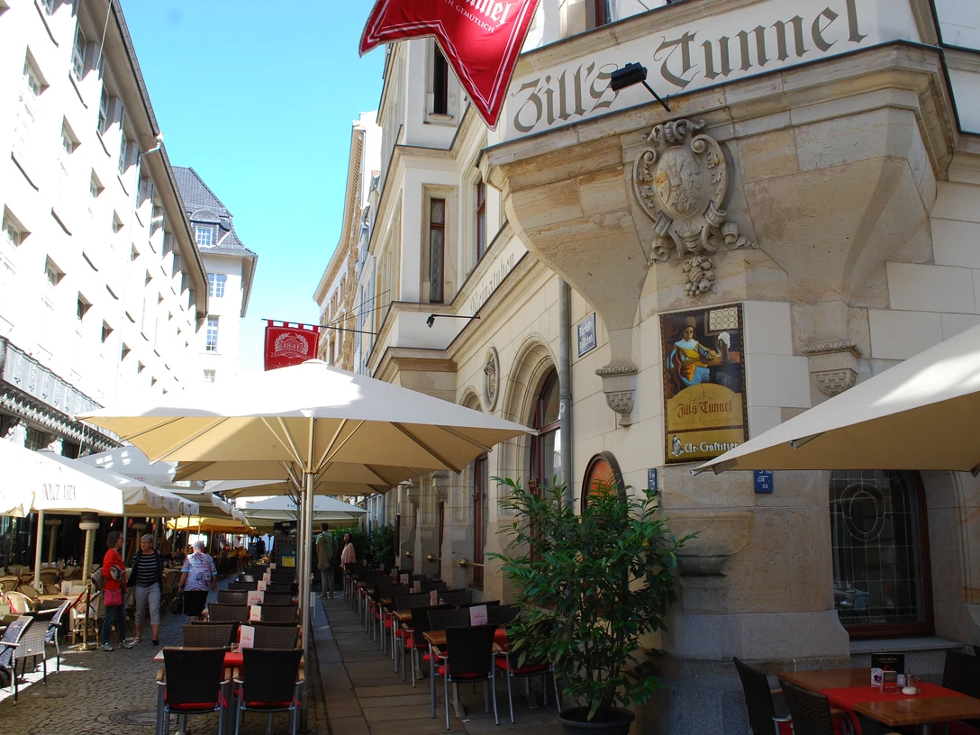 Gasthaus Zills Tunnel - Gastronomie in Leipzig Blick auf den Eingang zum Gasthaus Zills Tunnel und den dazugehörigen Freisitz, Gastronomie in Leipzig, Restaurant, freizeit, freisitz, kulinarik
