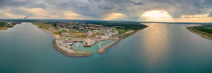 Blick auf den Hafen am Zwenkauer See Panoramaaufnahme des Hafens am Zwenkauer See und angrenzendem Grün.