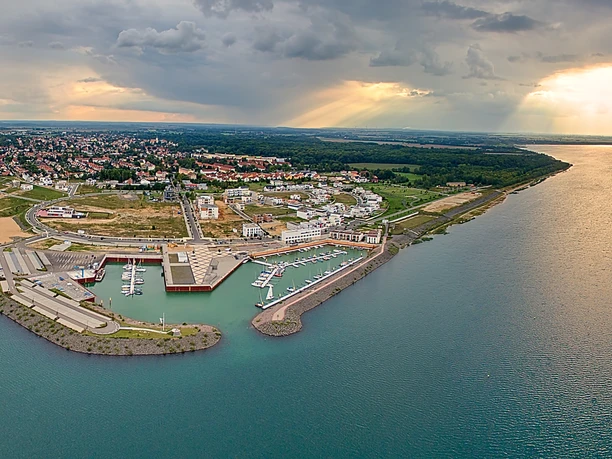 Panoramiczny widok na port nad jeziorem Zwenkau i przyległe tereny zielone.