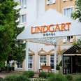 Allgemein_Lindgart-Hotel-Aussen_001.jpeg Fassade des Lindgart Hotels mit grünem Eingangsbereich und markantem Namensschild über der Tür.