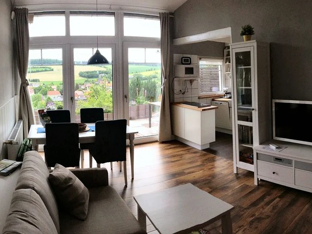 Europa Feriendorf | Wohnzimmer mit Blick ins Grüne