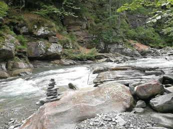 Goldrausch.jpg Bild eines Bachs bei den GoldminenPicture of a stream near the gold minesPhoto d'un ruisseau près des mines d'or