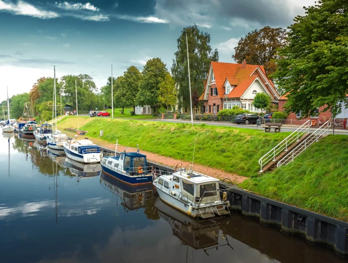Boote im Rüstersieler Hafen