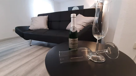 Sitzecke.jpg Sofa mit Beistelltischchen und Sektgläsern