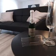 Sitzecke.jpg Sofa mit Beistelltischchen und SektgläsernSofa with side table and champagne glasses