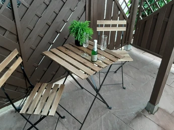 Bistrotisch mit zwei Stühlen auf TerrasseBistro table with two chairs on terrace