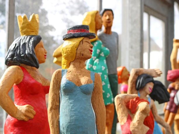 Bunte Skulpturen im Atelier von Ragna Reusch