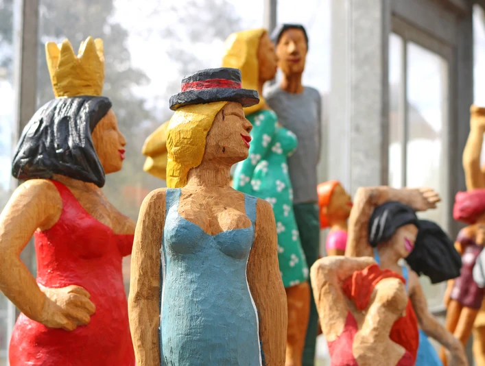Bunte Skulpturen im Atelier von Ragna Reusch