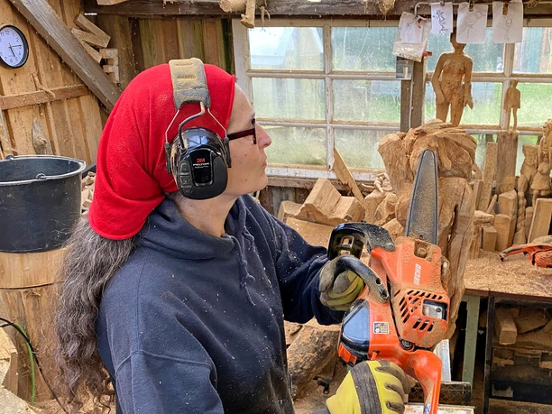 Ragna Reusch gestaltet eine Skulptur mit der Kettensäge