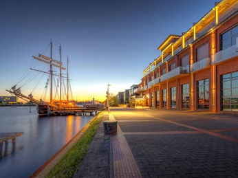 Der Bontekai mit dem Theater Theos und dem Restaurant Caos