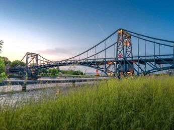 Blick auf die Kaiser-Wilhelm-Brücke aus dem Grünen