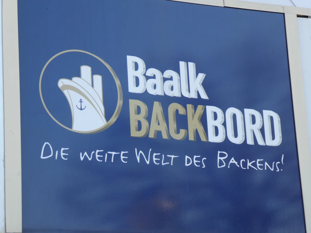Bäckerei Baalk: Vorderseite einer maritimen Bäckerei mit Logo und Slogan über die Bäckerkunst.