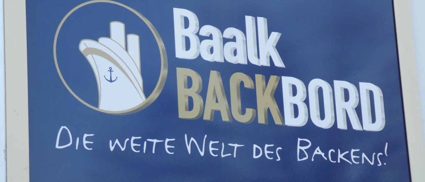 Bakery Baalk: Front of a maritime bakery with logo and slogan about the art of baking.