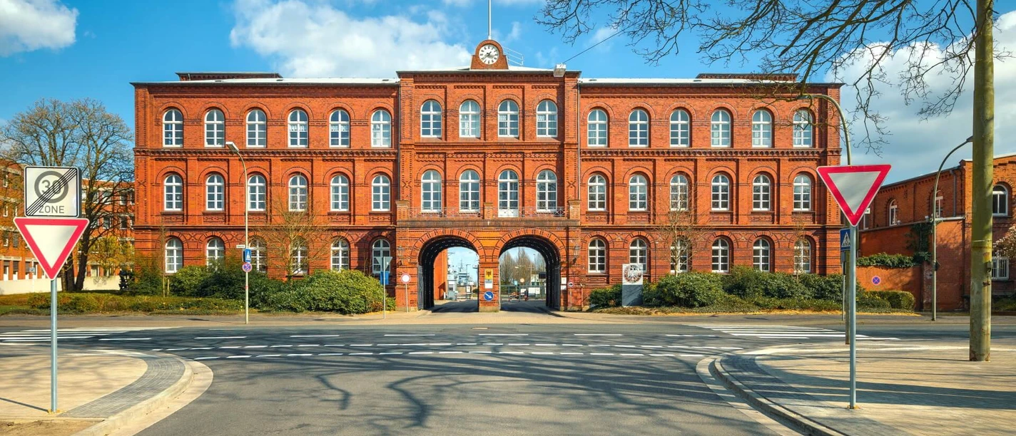 Blick auf das historische Werfttor