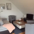 Wohnbereich mit Sofa, zwei Sesseln und TVLiving area with sofa, two armchairs and TV