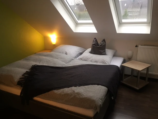 fewo_moennekes_schlafzimmer.jpg Großes Bett unter Dachschräge