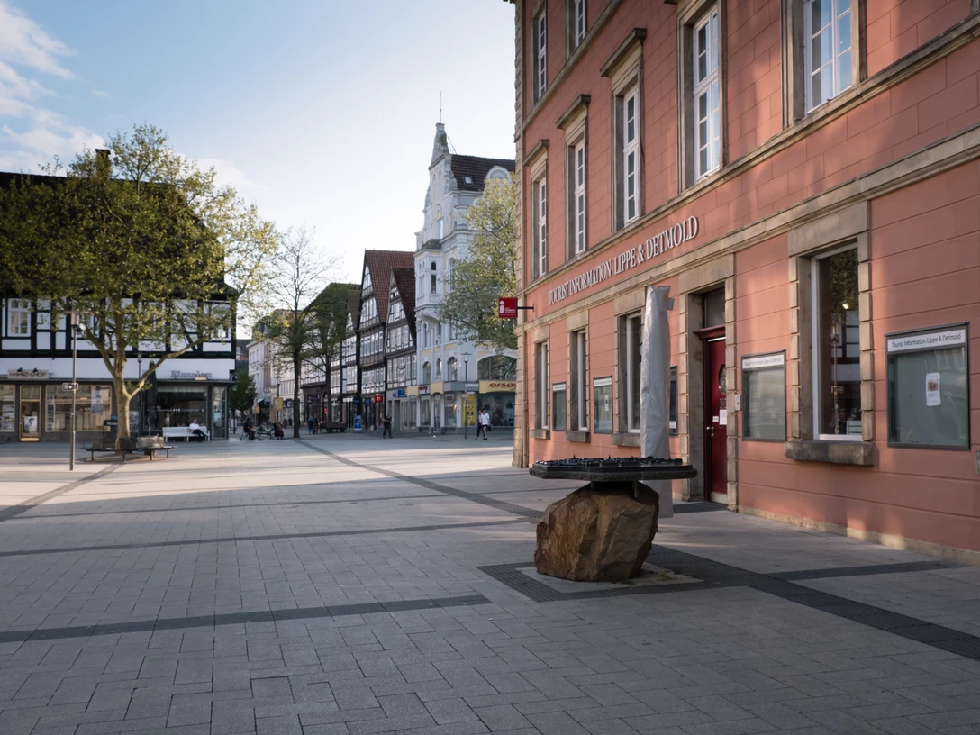 Touristeninformation Lippe & Detmold an einer ruhigen, gepflasterten Straße mit historischem Flair.