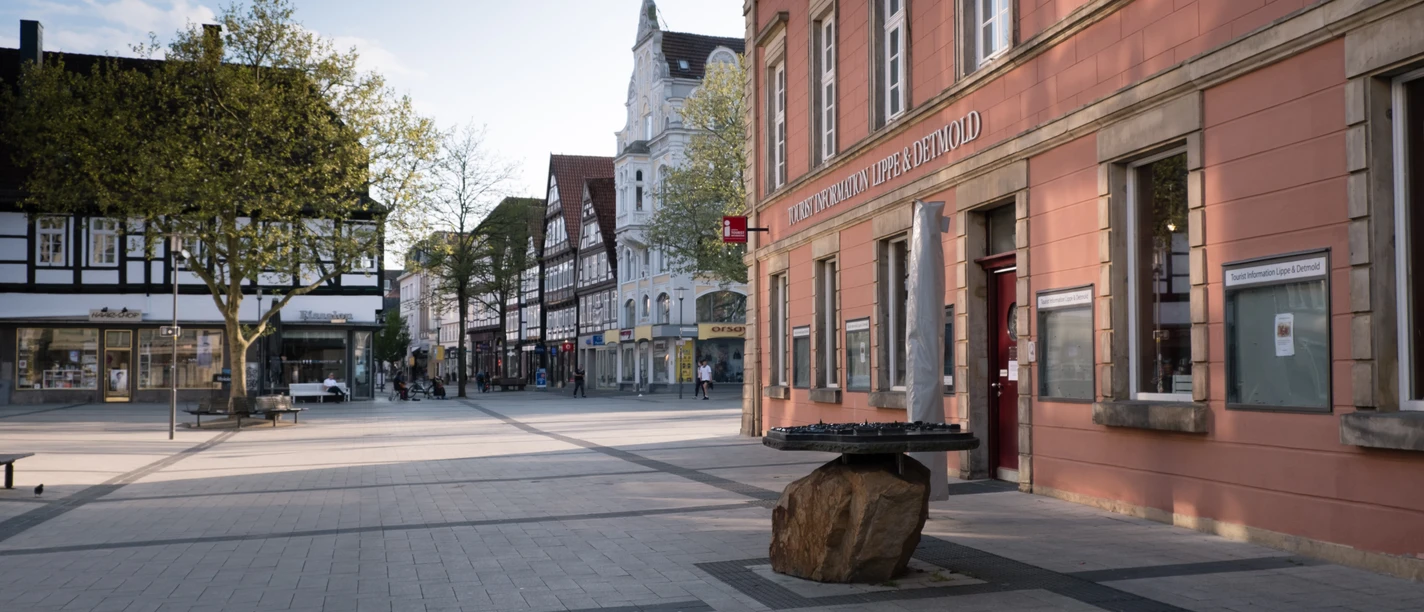 Touristeninformation Lippe & Detmold an einer ruhigen, gepflasterten Straße mit historischem Flair.