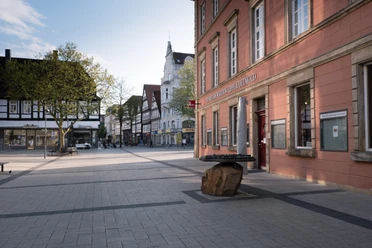 Tourist Information Lippe & Detmold Touristeninformation Lippe & Detmold an einer ruhigen, gepflasterten Straße mit historischem Flair.