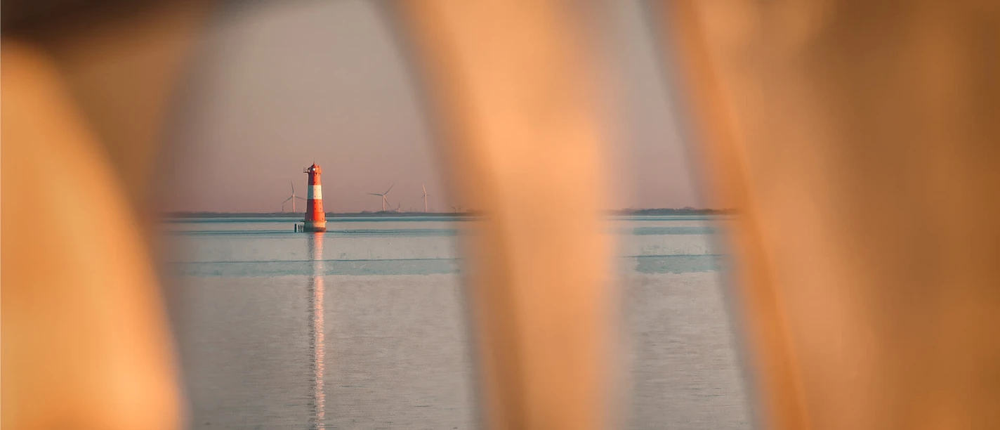 Blick auf den Leuchtturm Arngast vom Südstrand