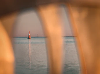 Blick auf den Leuchtturm Arngast vom Südstrand