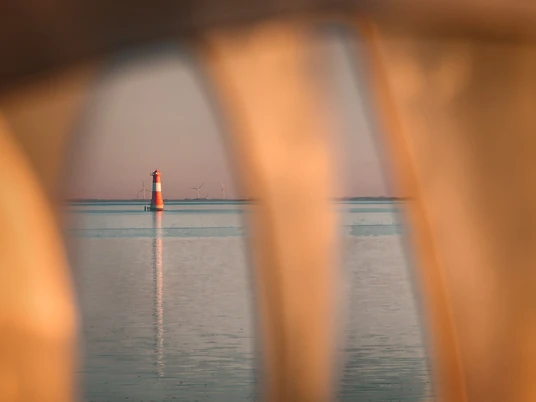 Blick auf den Leuchtturm Arngast vom Südstrand