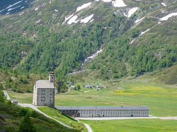 Barralhaus.jpg Altes Spittel und Barralhaus im HintergrundOld Spittel and Barralhaus in the backgroundAncien hospice et maison Barral à l'arrière-plan