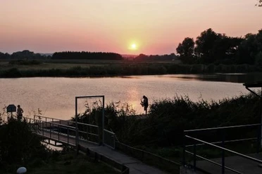 Seefahrer_Osten_Oste_Sonnenuntergang_Saxophonspieler_auf_dem_Bootsanleger_BR_SG_Hemmoor.jpg