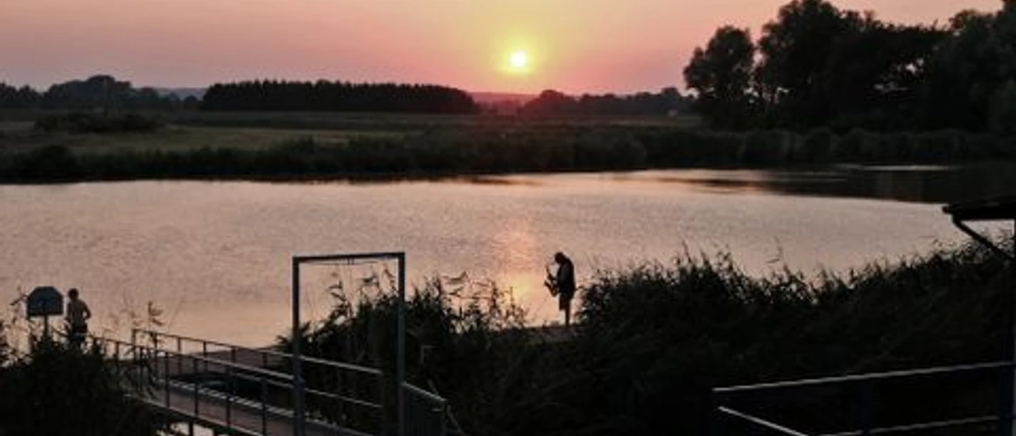 Seefahrer_Osten_Oste_Sonnenuntergang_Saxophonspieler_auf_dem_Bootsanleger_BR_SG_Hemmoor.jpg
