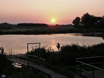 Seefahrer_Osten_Oste_Sonnenuntergang_Saxophonspieler_auf_dem_Bootsanleger_BR_SG_Hemmoor.jpg