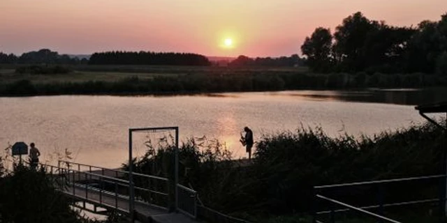 Seefahrer_Osten_Oste_Sonnenuntergang_Saxophonspieler_auf_dem_Bootsanleger_BR_SG_Hemmoor.jpg