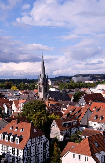 Stadtbild von Detmold im Teutoburger Wald mit historischen Gebäuden und Kirchturm unter wolkigem Himmel.