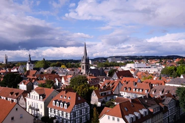 Teutoburger Wald / Detmold / Stadtansicht Stadtbild von Detmold im Teutoburger Wald mit historischen Gebäuden und Kirchturm unter wolkigem Himmel.