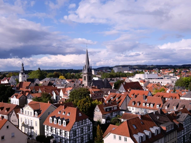 Teutoburger Wald / Detmold / Stadtansicht Stadtbild von Detmold im Teutoburger Wald mit historischen Gebäuden und Kirchturm unter wolkigem Himmel.
