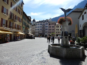 Chavezbrunnen.JPG Aufnahme des Chavezbrunnen mit Sebastianskapelle rechtsPhoto of the Chavez fountain with St. Sebastian's Chapel on the rightPhoto de la fontaine Chavez avec la chapelle Saint-Sébastien à droite