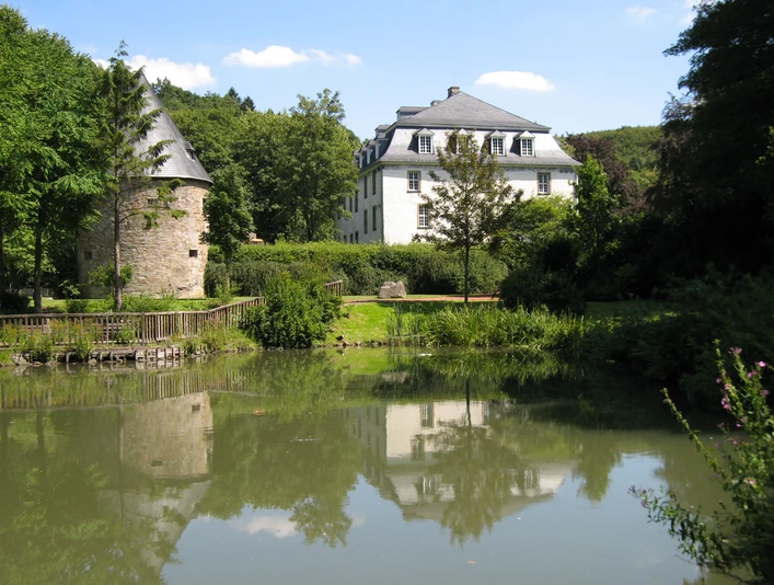 Schloss Hardenberg in Velbert-Neviges Schloss Hardenberg in Velbert-Neviges thront majestätisch am Ufer eines malerischen Teiches.