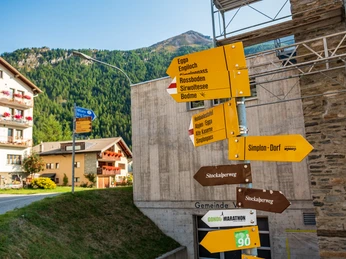 Simplon Dorf Bild von einem Wegweiser in Simplon DorfPicture of a signpost in Simplon DorfPhoto d'un panneau indicateur dans le village de Simplon