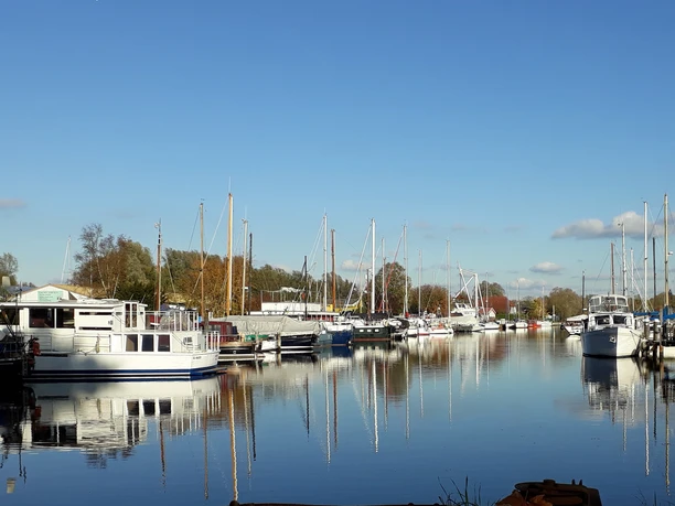 Vareler Hafen Blick auf das Hafenbecken.jpg Vareler Hafen Blick auf das Hafenbecken.jpg