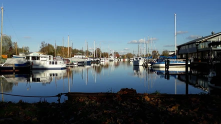 Vareler Hafen Blick auf das Hafenbecken.jpg