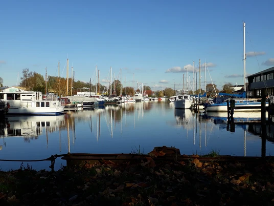Vareler Hafen Blick auf das Hafenbecken.jpg